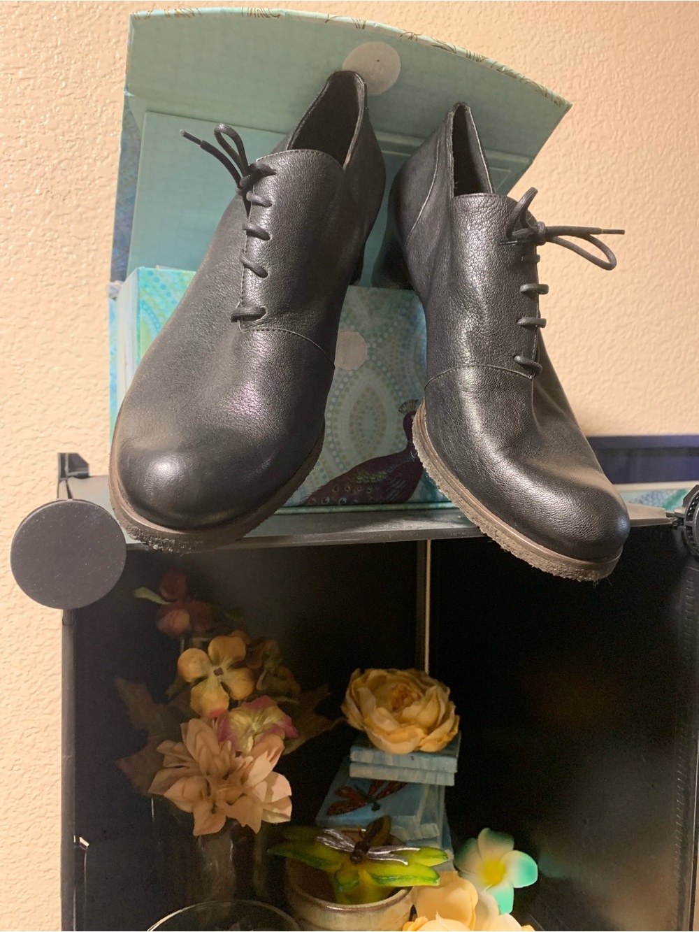 Black Leather Lace-Up Oxford Flats for Women - Picture 2 of 10
